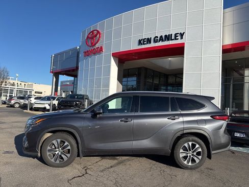 Used 2020 Toyota Highlander XLE image 2