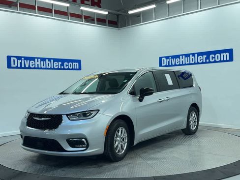 Used 2024 Chrysler Pacifica Touring-L image 7