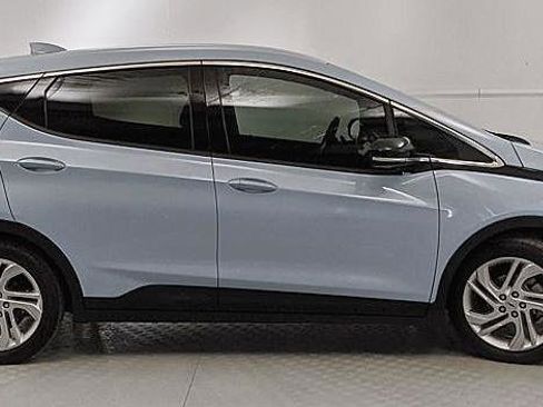 Used 2022 Chevrolet Bolt LT image 2