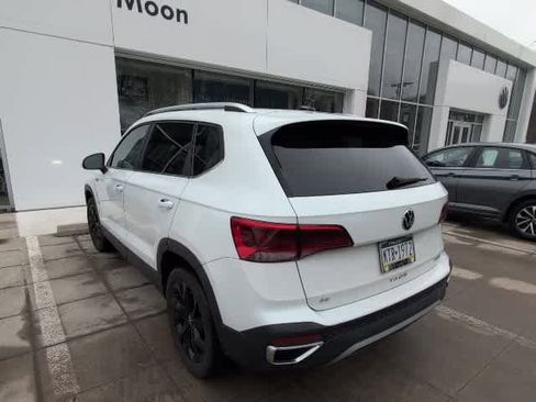 Certified 2022 Volkswagen Taos SE w/ Panoramic Sunroof Package image 15