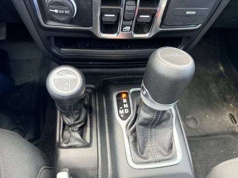 Used 2022 Jeep Gladiator Sport AWD/4WD image 12