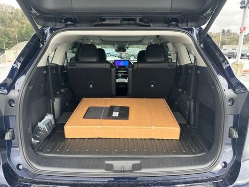 New 2026 Toyota Highlander Platinum image 7