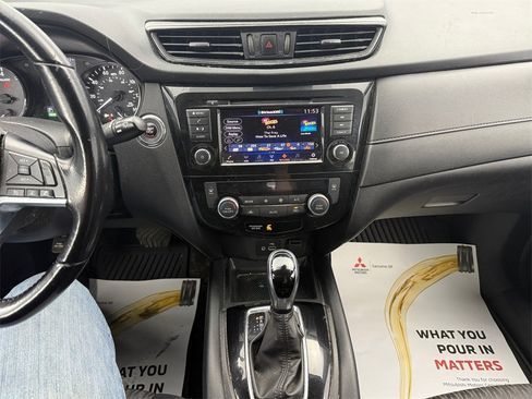 Used 2020 Nissan Rogue SV image 21