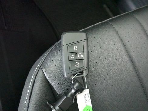 Used 2023 Volkswagen Tiguan SE w/ Panoramic Sunroof Package image 33