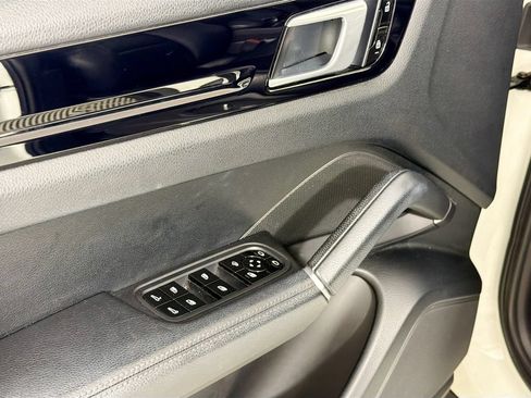 Used 2019 Porsche Cayenne AWD/4WD image 18