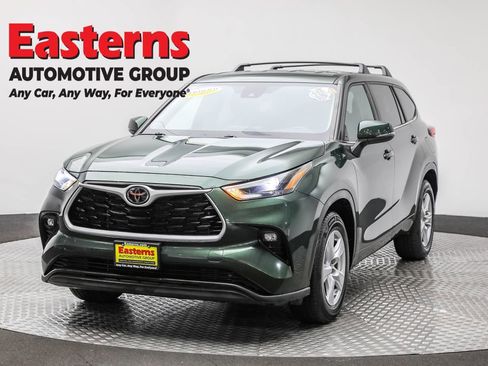 Used 2023 Toyota Highlander LE image 1