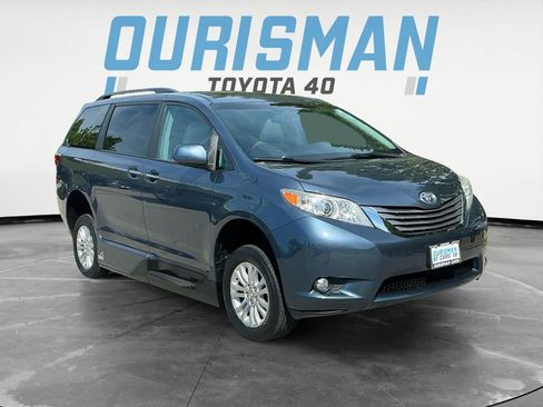 Used 2017 Toyota Sienna XLE Premium FWD image 1