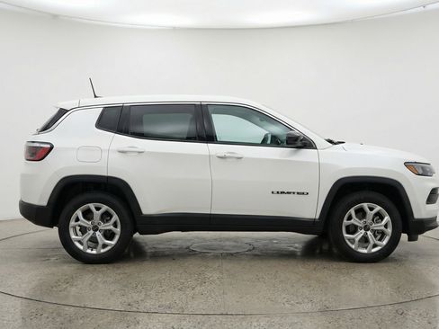 Used 2025 Jeep Compass Latitude AWD/4WD image 11
