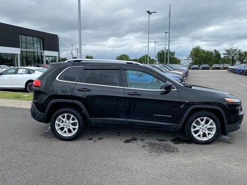 Used 2018 Jeep Cherokee Latitude FWD image 8