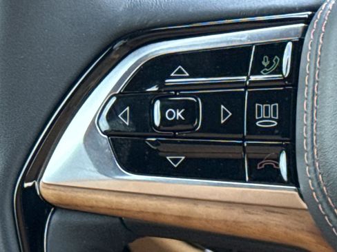 Used 2025 Jeep Grand Cherokee Summit AWD/4WD image 18