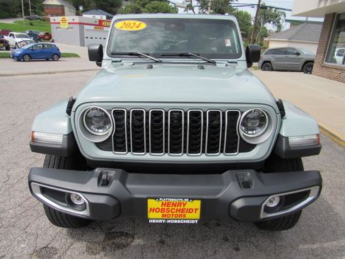 Used 2024 Jeep Wrangler Unlimited Sahara w/ Technology Group AWD/4WD image 2