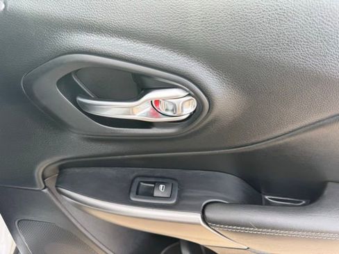 Used 2019 Jeep Cherokee Latitude w/ Popular Appearance Group image 21