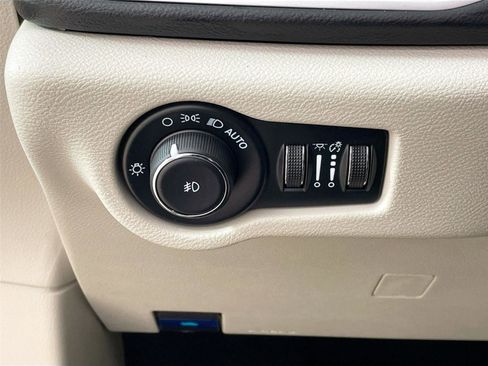 Used 2024 Chrysler Pacifica Touring-L FWD image 14