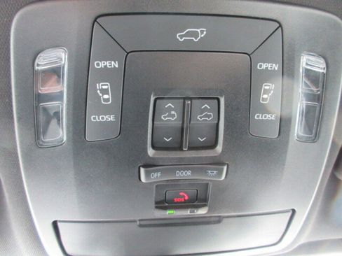 Used 2025 Toyota Sienna XSE w/ XSE Plus Package image 28