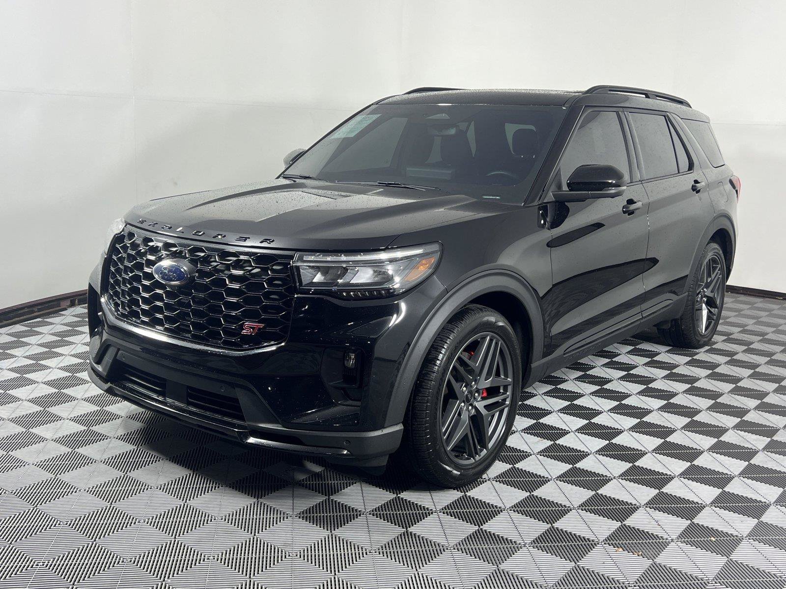Used 2025 Ford Explorer ST AWD/4WD image 3