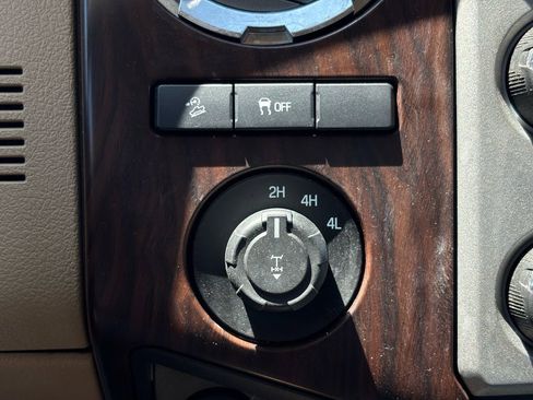 Used 2016 Ford F250 Lariat w/ Lariat Ultimate Package AWD/4WD image 42