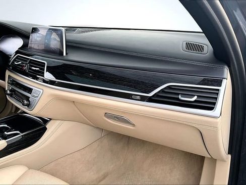 Used 2020 BMW 750i xDrive w/ Executive Package AWD/4WD image 26