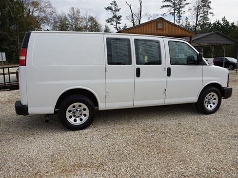 Used 2010 Chevrolet Express 1500 RWD image 13