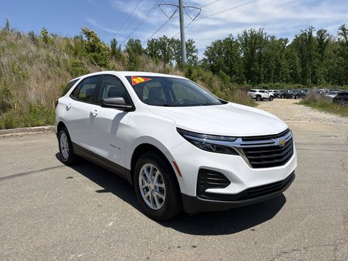 Used 2023 Chevrolet Equinox LS FWD image 3