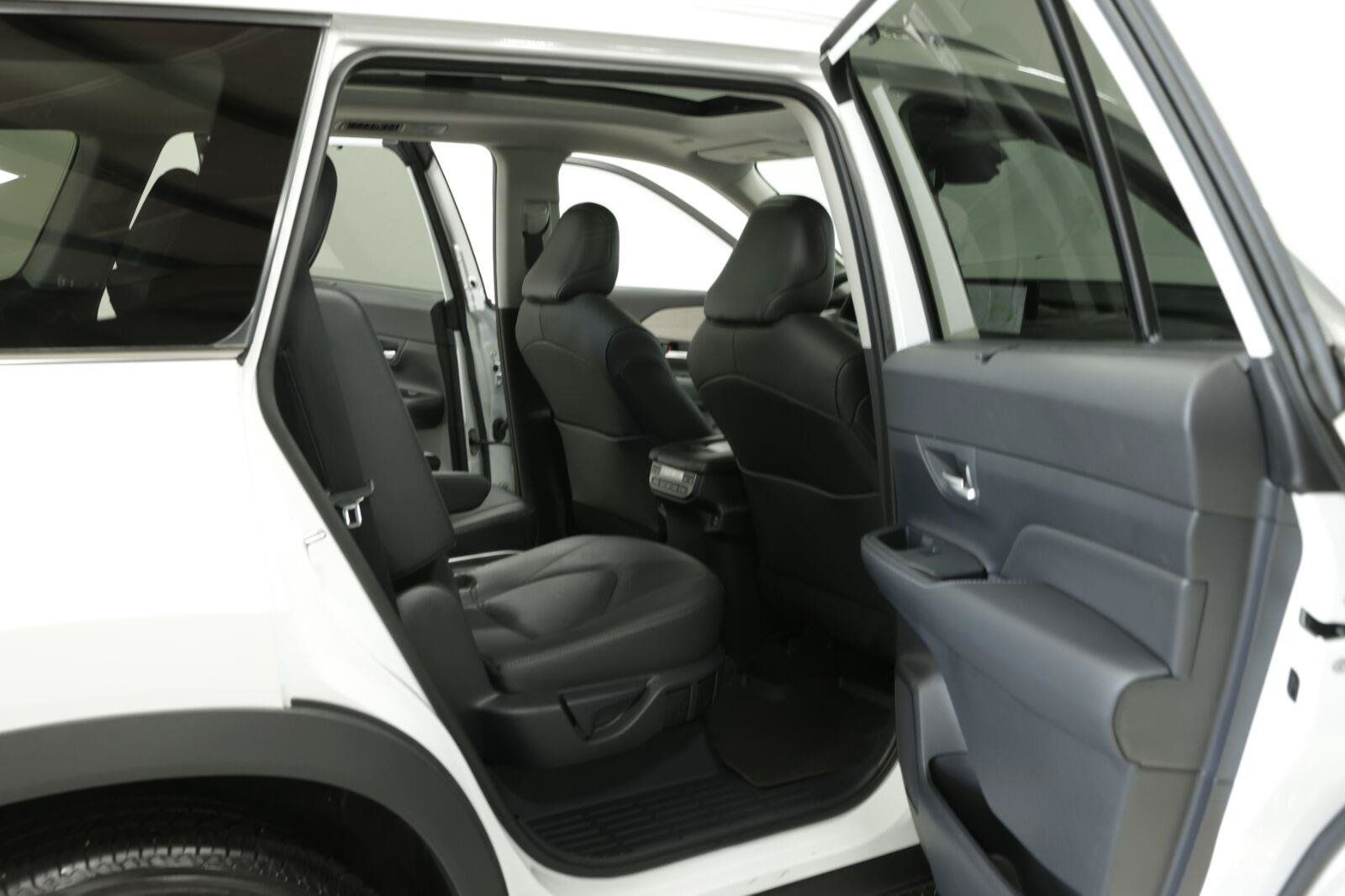 Used 2025 Toyota Grand Highlander AWD image 12