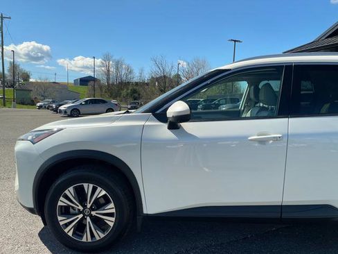 Used 2021 Nissan Rogue SV w/ Premium Package image 2