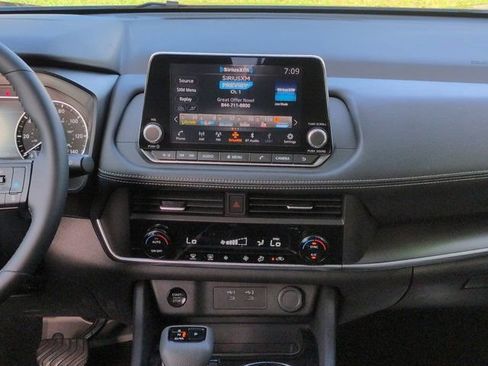 Used 2025 Nissan Rogue SV FWD image 17