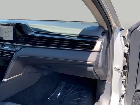 Used 2025 Toyota Camry LE FWD image 18