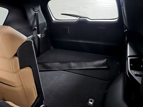 Used 2025 Lexus LX 600 4WD w/ Luxury Package image 11