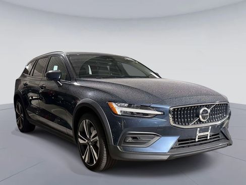 Used 2025 Volvo V60 B5 Cross Country Plus AWD/4WD image 3