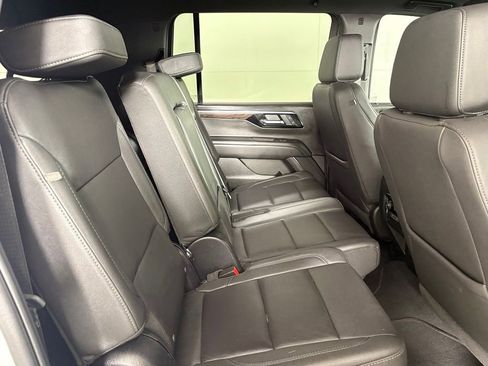 Used 2025 Chevrolet Suburban Z71 AWD/4WD image 17