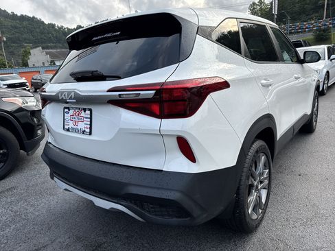 Used 2023 Kia Seltos LX AWD/4WD image 7