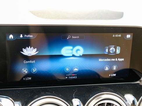 Used 2023 Mercedes-Benz EQB 300 4MATIC image 28