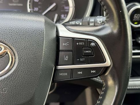 Used 2022 Toyota Highlander XLE FWD image 12