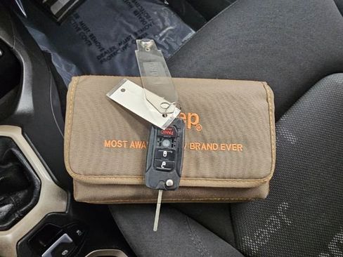 Used 2016 Jeep Renegade Latitude image 21