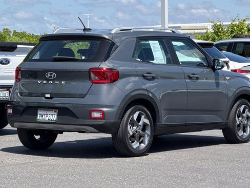 Used 2025 Hyundai Venue SEL FWD image 3