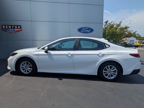 Used 2025 Toyota Camry LE FWD image 2