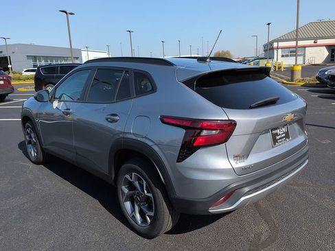 Used 2025 Chevrolet Trax LT w/ LT Convenience Package image 10