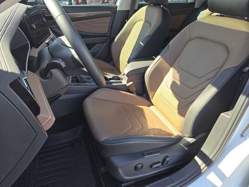 Used 2025 Volkswagen Jetta SEL FWD image 33