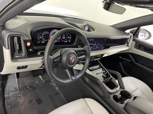 Used 2025 Porsche Cayenne Coupe AWD/4WD image 4