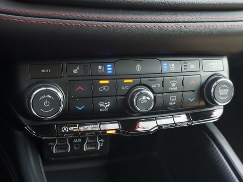 Used 2024 Dodge Durango GT RWD image 17