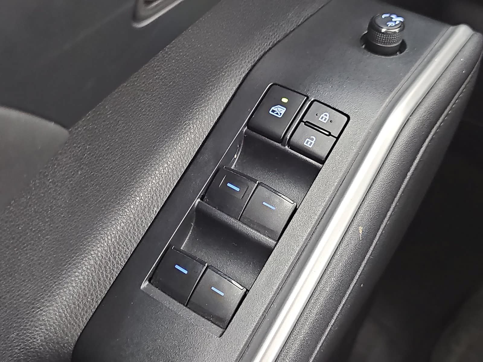 Used 2022 Toyota Highlander XLE FWD image 27