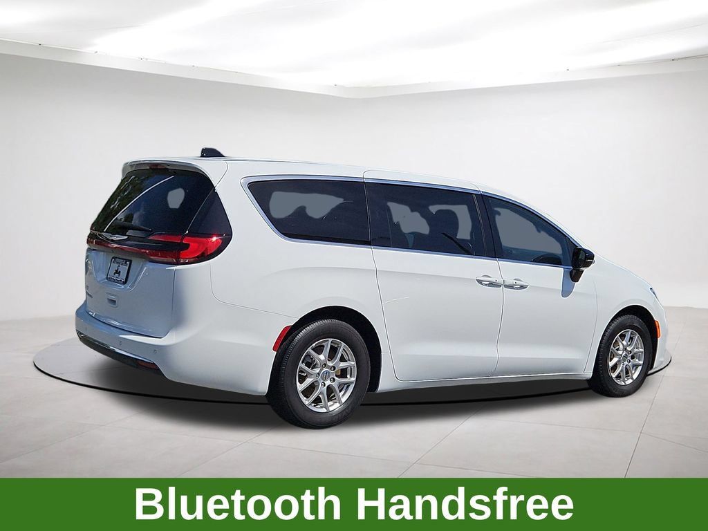 Used 2025 Chrysler Pacifica Select FWD image 7