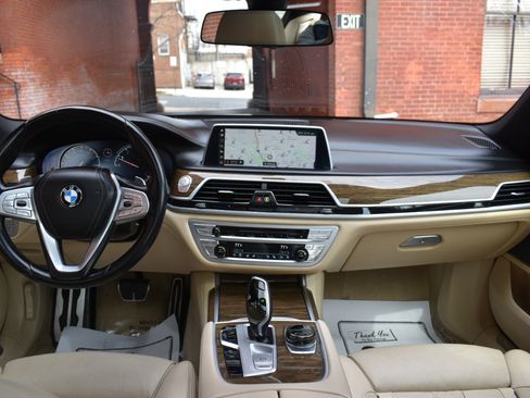 Used 2019 BMW 750i 750i Sedan w/ Executive Package image 21