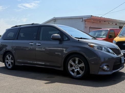 Used 2013 Toyota Sienna SE FWD image 1