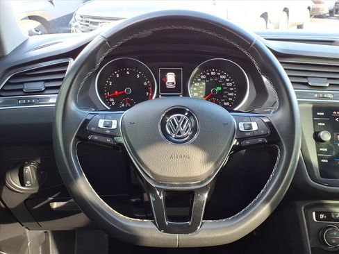 Used 2021 Volkswagen Tiguan SE w/ Panoramic Sunroof Package image 22