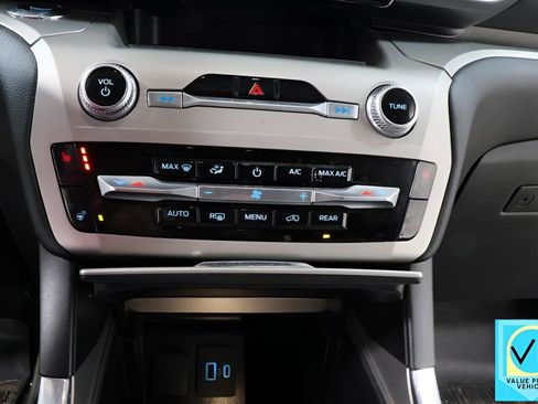 Used 2022 Ford Explorer XLT w/ Equipment Group 202A image 9