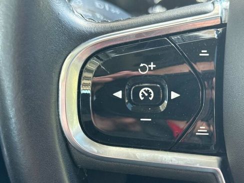 Used 2017 Volvo XC90 T6 Momentum w/ Vision Package image 30