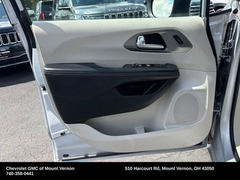 Used 2023 Chrysler Pacifica Touring-L FWD image 23