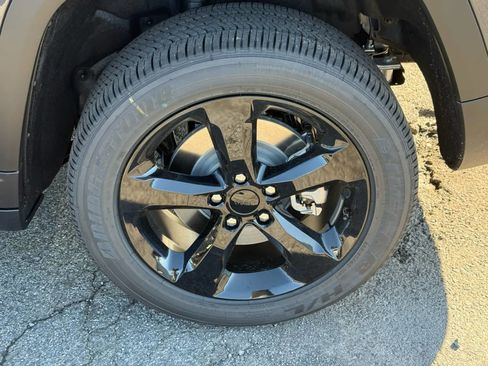 New 2025 Jeep Grand Cherokee L Laredo image 36