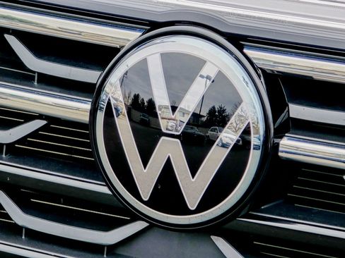 Used 2024 Volkswagen Atlas Peak Edition SE image 3